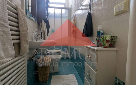 Villetta a schiera libera su 3 lati con due terrazzi, giardino e garage