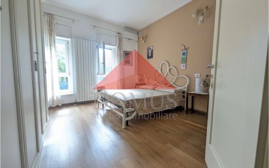 Villetta a schiera libera su 3 lati con due terrazzi, giardino e garage