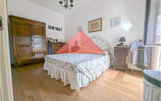 Villetta a schiera libera su 3 lati con due terrazzi, giardino e garage