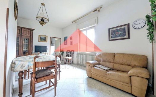Bifamiliare con ampio garage posto auto e giardino privato