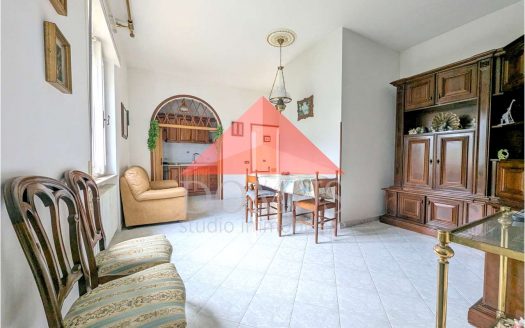 Bifamiliare con ampio garage posto auto e giardino privato