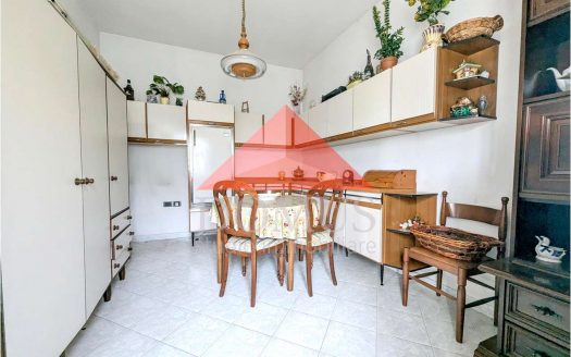 Bifamiliare con ampio garage posto auto e giardino privato