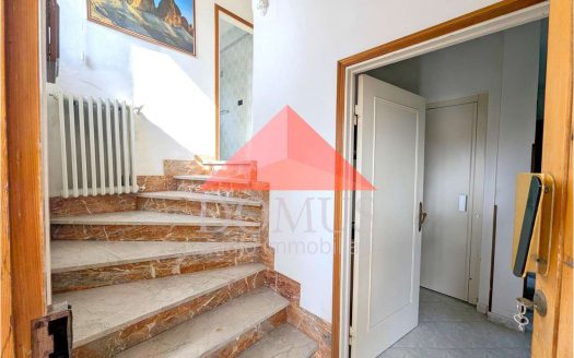 Bifamiliare con ampio garage posto auto e giardino privato