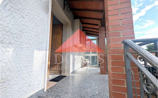 Bifamiliare con ampio garage posto auto e giardino privato