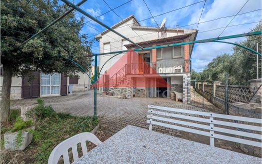 Bifamiliare con ampio garage posto auto e giardino privato