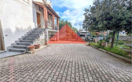 Bifamiliare con ampio garage posto auto e giardino privato