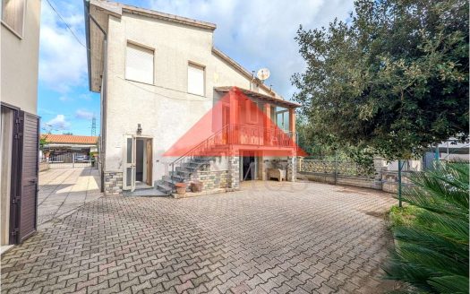 Bifamiliare con ampio garage posto auto e giardino privato