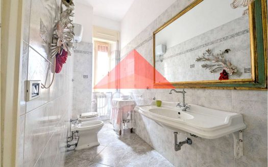 Ampio appartamento primo piano in pieno centro