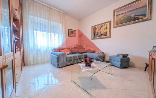 Ampio e luminoso ultimo piano con ascensore, tre camere e terrazzi in zona nuova