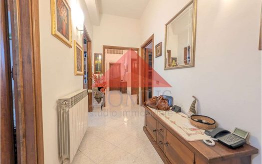 Ampio e luminoso ultimo piano con ascensore, tre camere e terrazzi in zona nuova