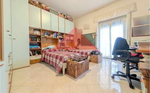 Ampio e luminoso ultimo piano con ascensore, tre camere e terrazzi in zona nuova