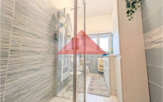 Ampio e luminoso ultimo piano con ascensore, tre camere e terrazzi in zona nuova