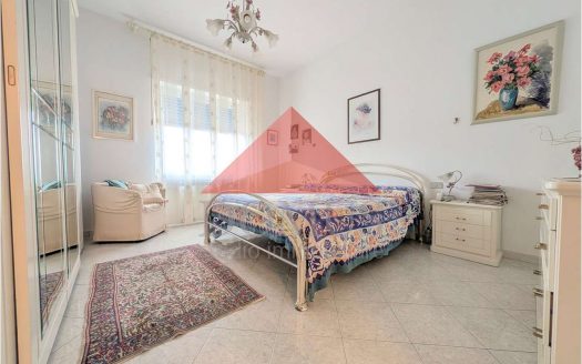 Ampio e luminoso ultimo piano con ascensore, tre camere e terrazzi in zona nuova