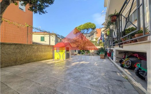 Porzione di trifamiliare a Salivoli con spazio esterno