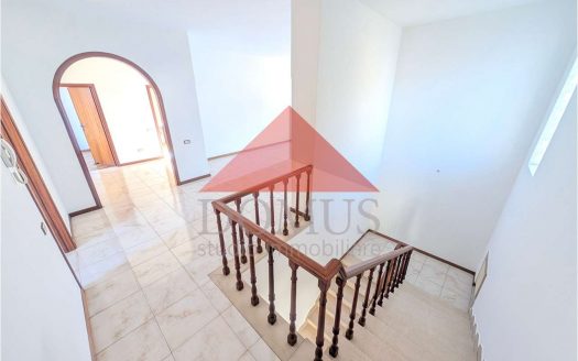 Luminosa Villa indipendente con garage e ampio giardino