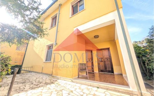 Luminosa Villa indipendente con garage e ampio giardino