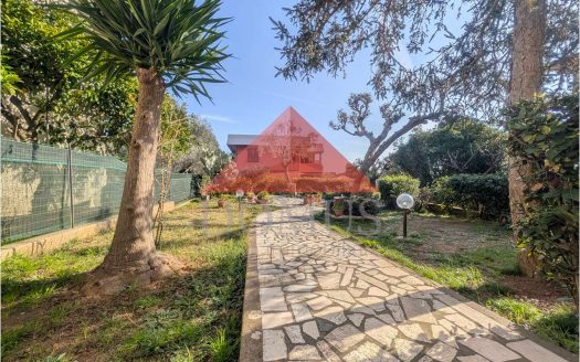 Luminosa Villa indipendente con garage e ampio giardino