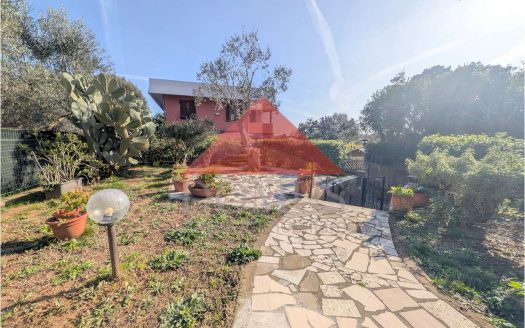 Luminosa Villa indipendente con garage e ampio giardino