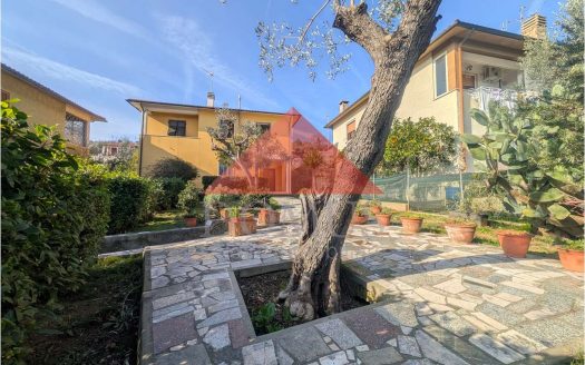 Luminosa Villa indipendente con garage e ampio giardino