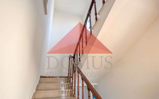 Luminosa Villa indipendente con garage e ampio giardino