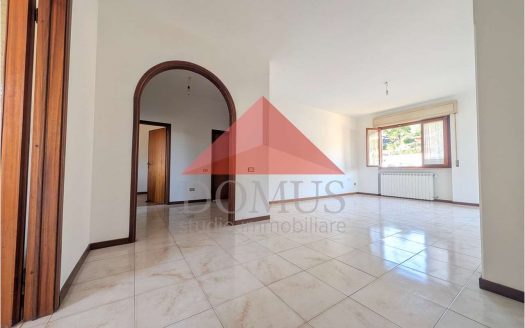 Luminosa Villa indipendente con garage e ampio giardino