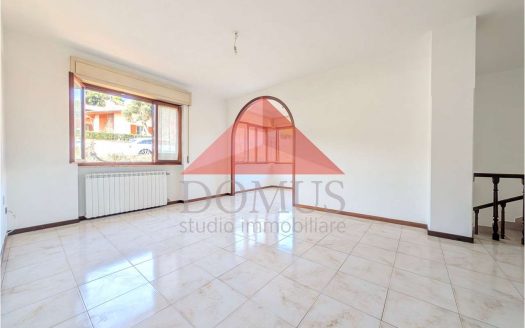 Luminosa Villa indipendente con garage e ampio giardino