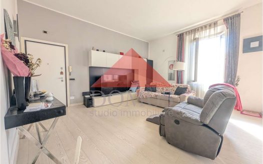 Luminoso appartamento secondo piano con ascensore in pieno centro tre camere due bagno