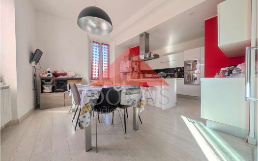 Luminoso appartamento secondo piano con ascensore in pieno centro tre camere due bagno