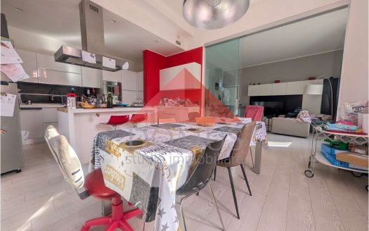 Luminoso appartamento secondo piano con ascensore in pieno centro tre camere due bagno