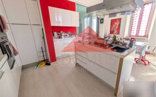 Luminoso appartamento secondo piano con ascensore in pieno centro tre camere due bagno