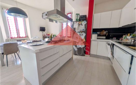 Luminoso appartamento secondo piano con ascensore in pieno centro tre camere due bagno