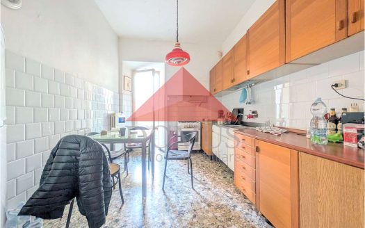 Ampio appartamento doppio affaccio con terrazza pranzabile primo piano