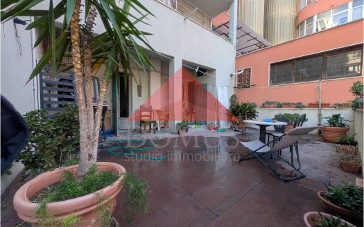 Ampio appartamento doppio affaccio con terrazza pranzabile primo piano