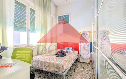 Ampio appartamento doppio affaccio con terrazza pranzabile primo piano