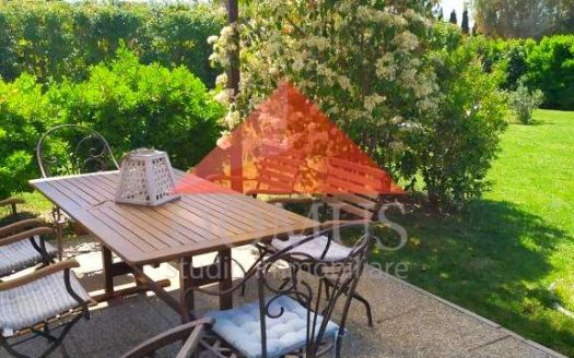 Luminoso e ampio bilocale finemente ritrutturato con ampio giardino privato in Località Paduletto