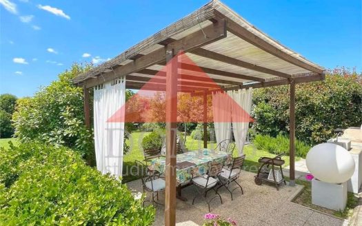 Luminoso e ampio bilocale finemente ritrutturato con ampio giardino privato in Località Paduletto