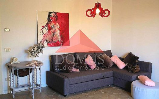 Luminoso e ampio bilocale finemente ritrutturato con ampio giardino privato in Località Paduletto