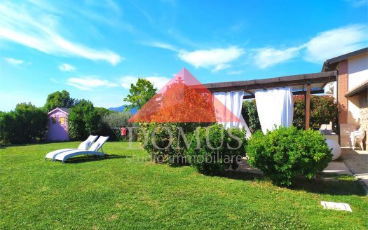 Luminoso e ampio bilocale finemente ritrutturato con ampio giardino privato in Località Paduletto