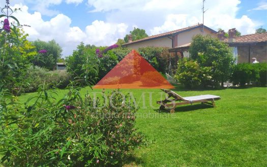 Luminoso e ampio bilocale finemente ritrutturato con ampio giardino privato in Località Paduletto