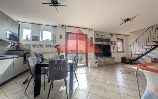 Appartamento vista mare con terrazza pranzabile, garage e posto auto, primo piano