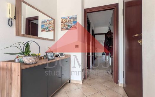 Appartamento vista mare con terrazza pranzabile, garage e posto auto, primo piano