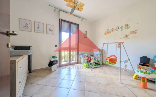 Appartamento vista mare con terrazza pranzabile, garage e posto auto, primo piano