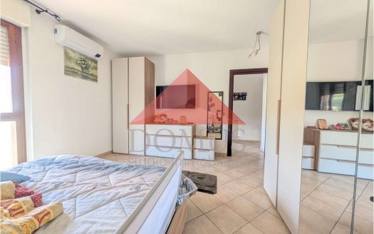 Appartamento vista mare con terrazza pranzabile, garage e posto auto, primo piano