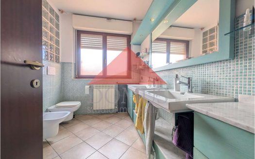 Appartamento vista mare con terrazza pranzabile, garage e posto auto, primo piano