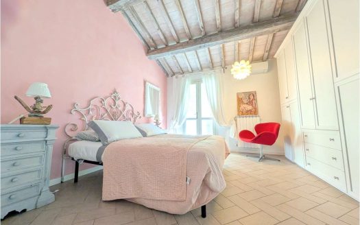 Luminoso e ampio bilocale finemente ritrutturato con ampio giardino privato in Località Paduletto