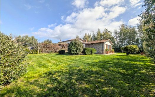 Luminoso e ampio bilocale finemente ritrutturato con ampio giardino privato in Località Paduletto