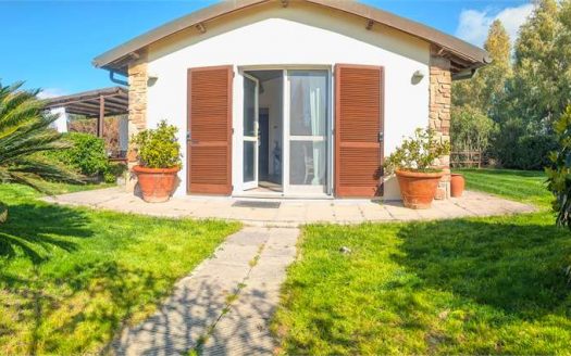 Luminoso e ampio bilocale finemente ritrutturato con ampio giardino privato in Località Paduletto