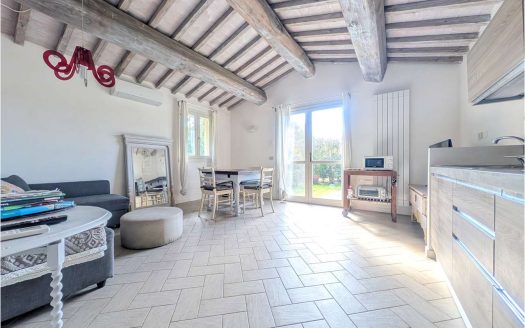 Luminoso e ampio bilocale finemente ritrutturato con ampio giardino privato in Località Paduletto