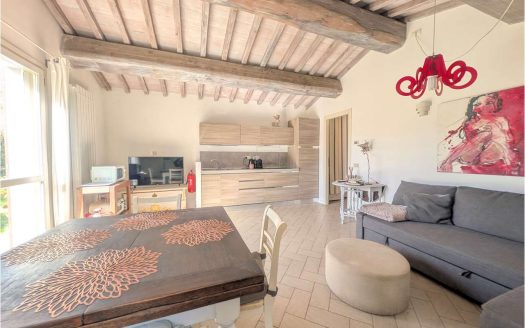 Luminoso e ampio bilocale finemente ritrutturato con ampio giardino privato in Località Paduletto