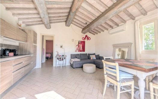 Luminoso e ampio bilocale finemente ritrutturato con ampio giardino privato in Località Paduletto